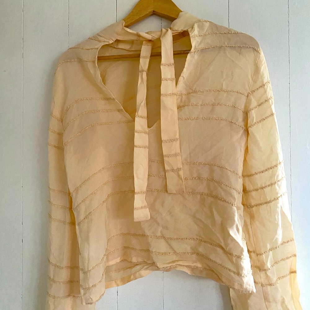 Silvae shirt with tie in back